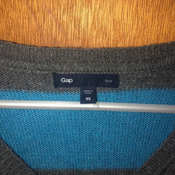 •GAP•BLUE & GRAY STRIPED V-NECK KNIT RIBBED SWEATER SIZE XS EUC - Picture 3 of 4